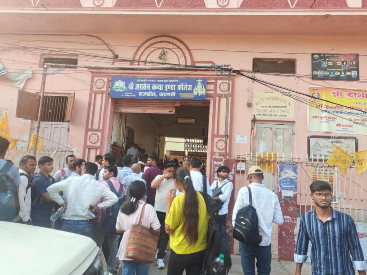 कड़ी सुरक्षा के बीच बनारस में 49 केंद्रों पर हो रही यूपी पीसीएस की परीक्षा 
