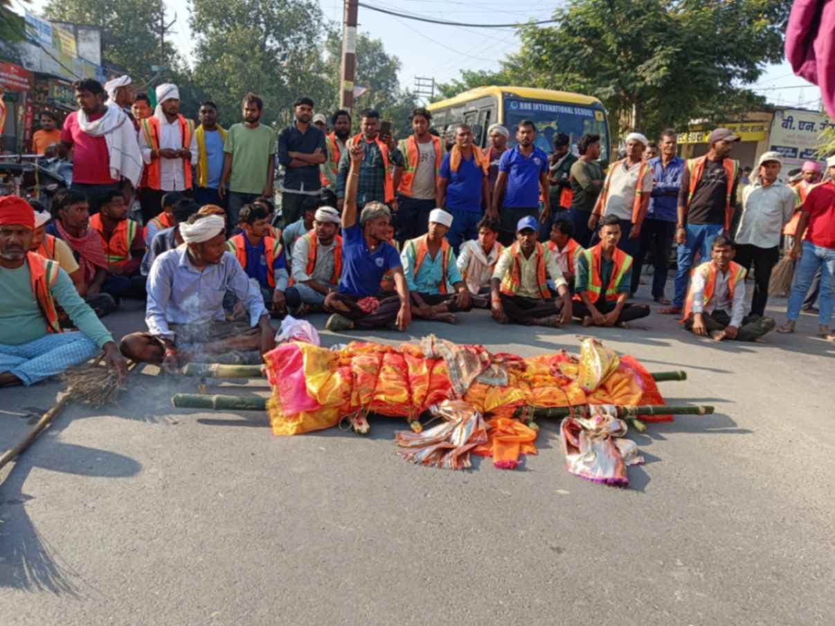 सड़क दुर्घटना में घायल सफाईकर्मी की चार दिन बाद मौत, चक्काजाम
