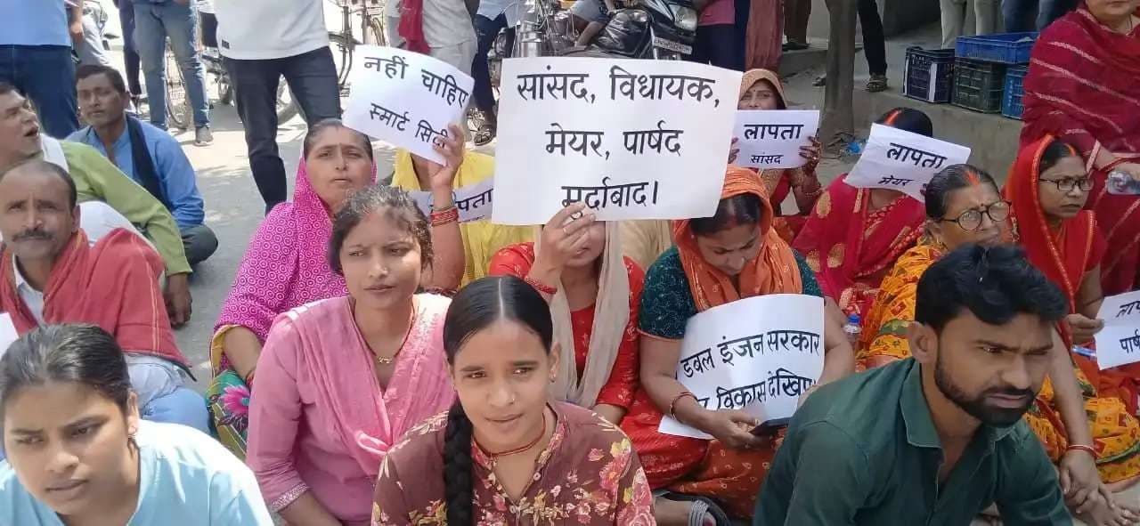 मारुति नगर में छह महीने से भरा सीवर का पानी, गुस्साए लोगों ने किया चक्का जाम
