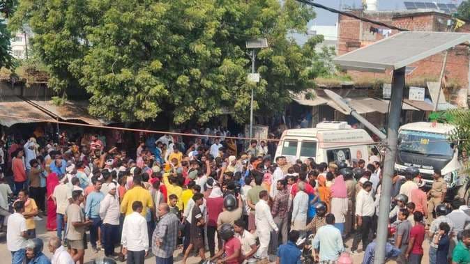 वाराणसी में कूड़ा डंपर ने ली बाइक सवार महिला की जान, गुस्साए ग्रामीणों का चक्का जाम
