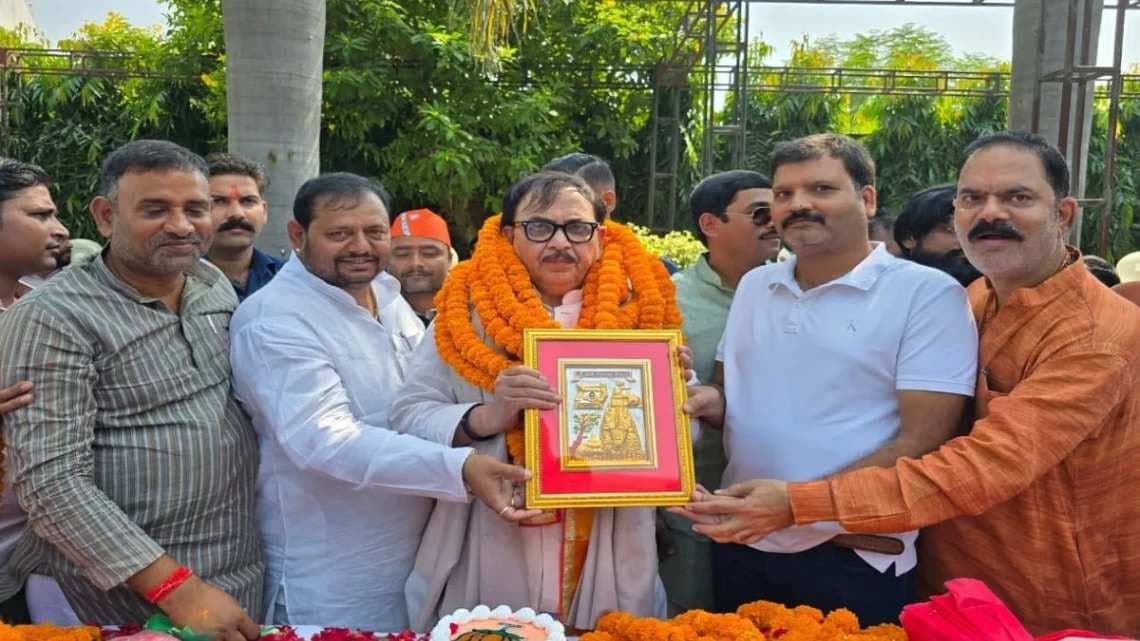  वाराणसी: पूर्व केंद्रीय मंत्री महेंद्र नाथ पांडेय ने कार्यकर्ताओं संग मनाया जन्मदिन 
