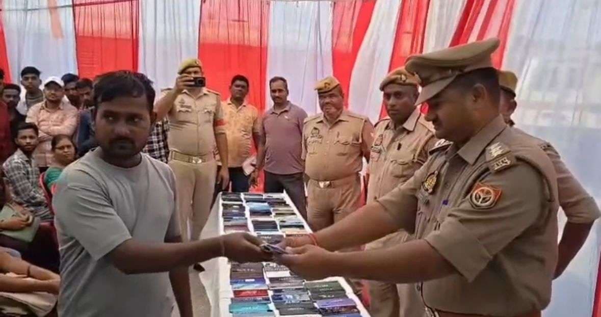 दिवाली से पहले रेल यात्रियों को जीआरपी का 'उपहार', 200 लोगों को मिले चोरी हुए मोबाइल 
