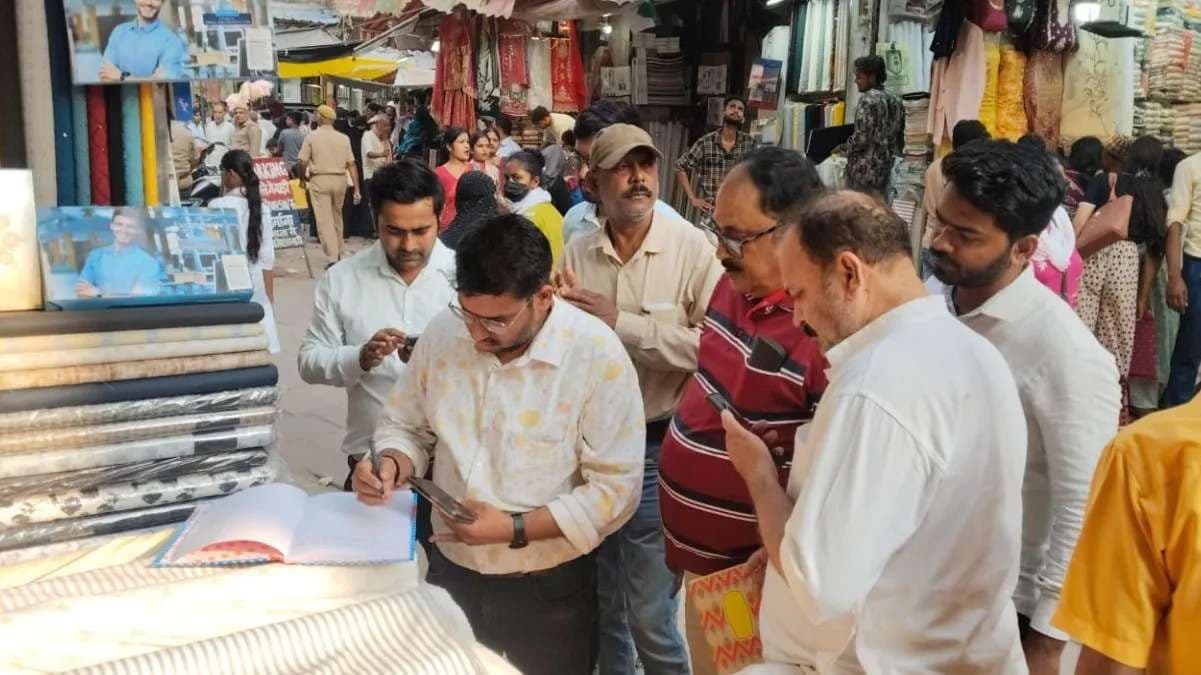  दालमंडी: शंका समाधान में जुटे अधिकारी, बैठक और वार्ता का दौर जारी
