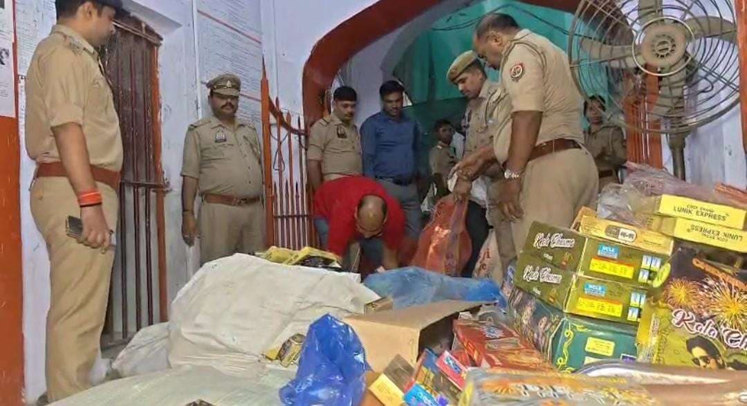 अपार्टमेंट की पार्किंग संग कपड़े की दुकान से लाखों का पटाखा बरामद, एक गिरफ्तार