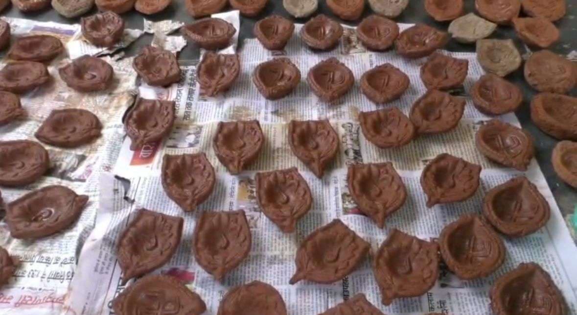 बनारस की महिला बंदी जेल में बना रहीं गोबर संग गंगा की मिट्टी से दीये, रौशन होगी अयोध्या