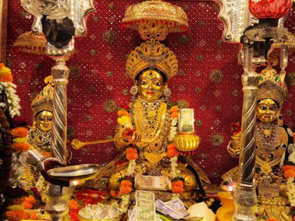 स्वर्णमयी मां अन्नपूर्णा के दर्शन पाकर आस्थावान निहाल, रात से लगी कतार
