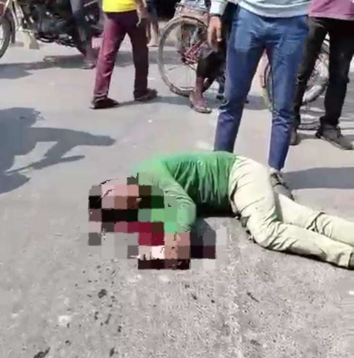अज्ञात वाहन की टक्कर से स्कूटी सवार युवक की मौत, लोग हए आक्रोशित 