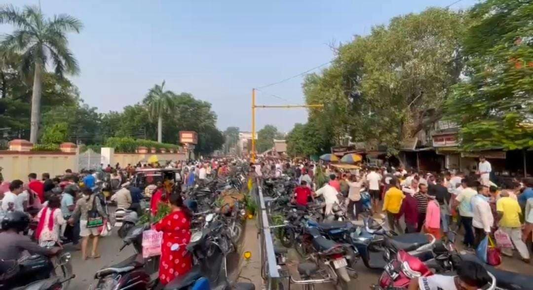 बारिश से बढ़े फूलों के दाम, फिर भी नहीं टूटी श्रद्धा — दिवाली पर फूल मंडी में उमड़ी भारी भीड़
