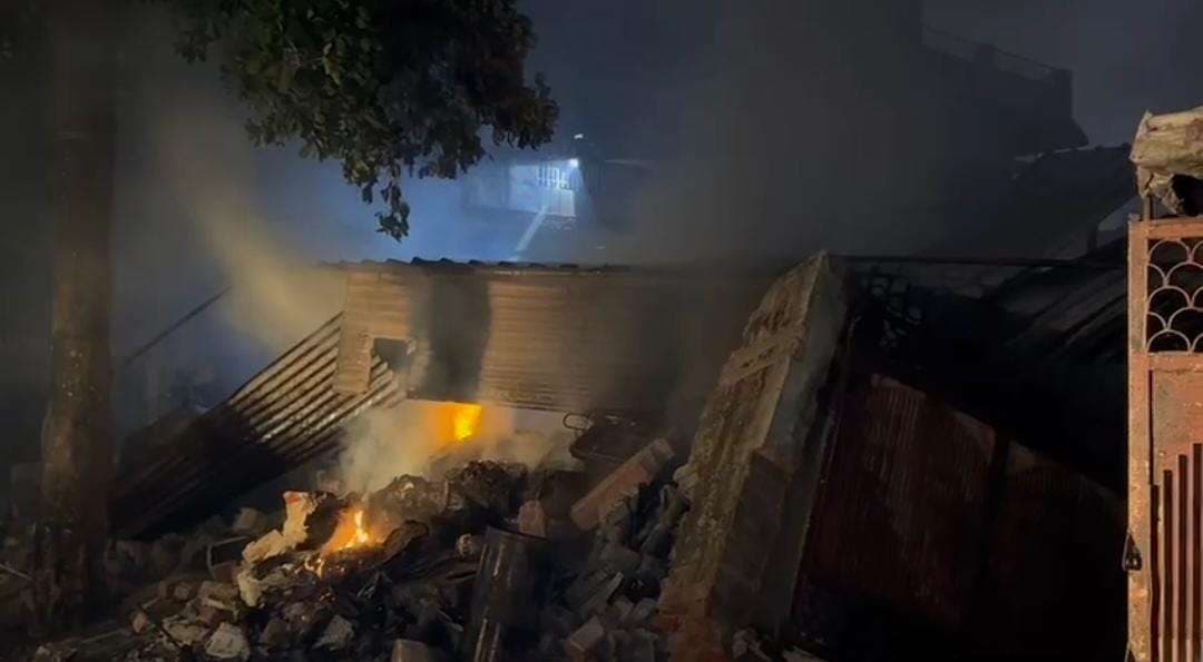 दीपावली की रात कबाड़ की दुकान में आग लगने से लाखों का नुकसान