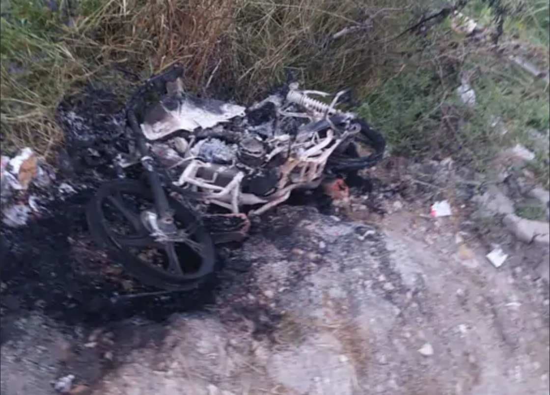 जुआरियों का दुस्साहस: पुलिस टीम पर पथराव, दरोगा की बाइक फूंकी; तनाव के बाद गांव में फोर्स तैनात