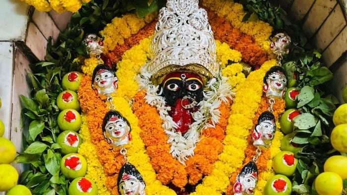 काशी के कई पंडालों में पूजी गई मां काली, महानिशीथ काल में हुआ आह्वान 
