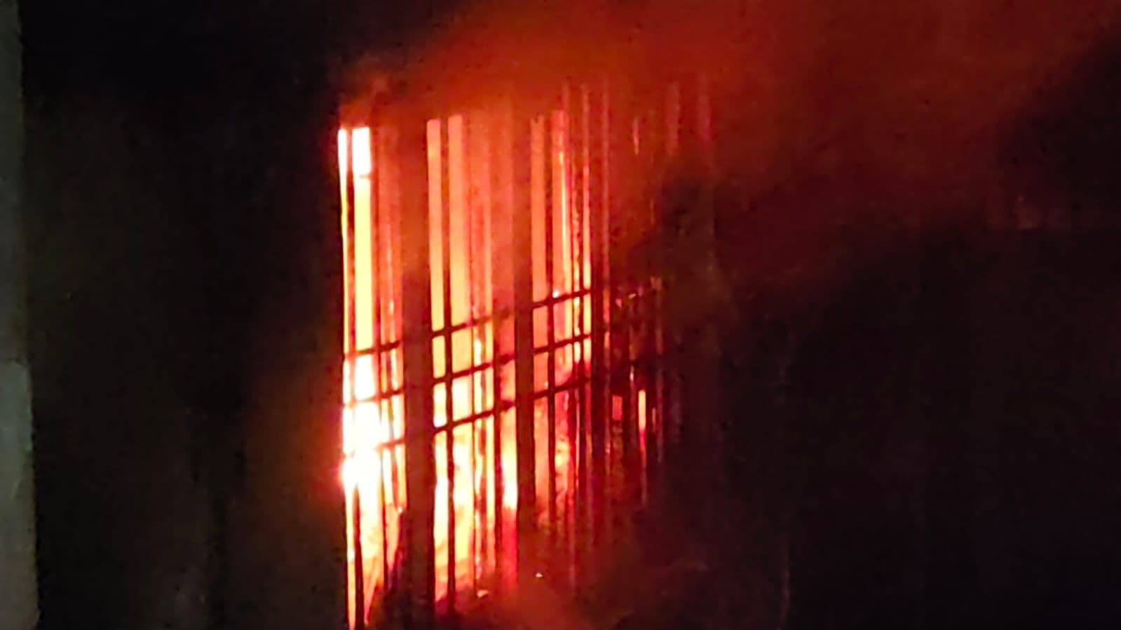 मकान और गोदाम में आग लगने से लाखों की क्षति, तंग गली में मशक्कत के बाद बुझी आग   