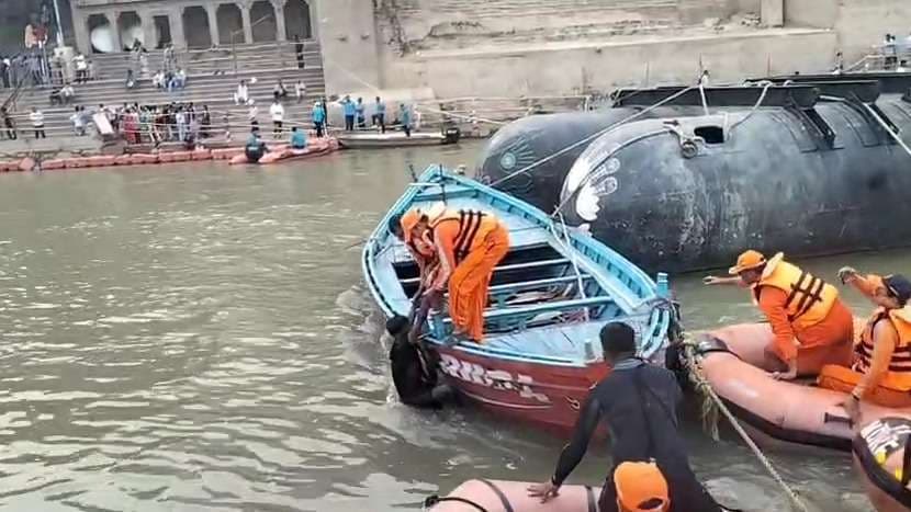 गंगा में डूब रहे युवक की जान एनडीआरएफ जवानों ने बचाई, लोगों ने किया अभिनंदन