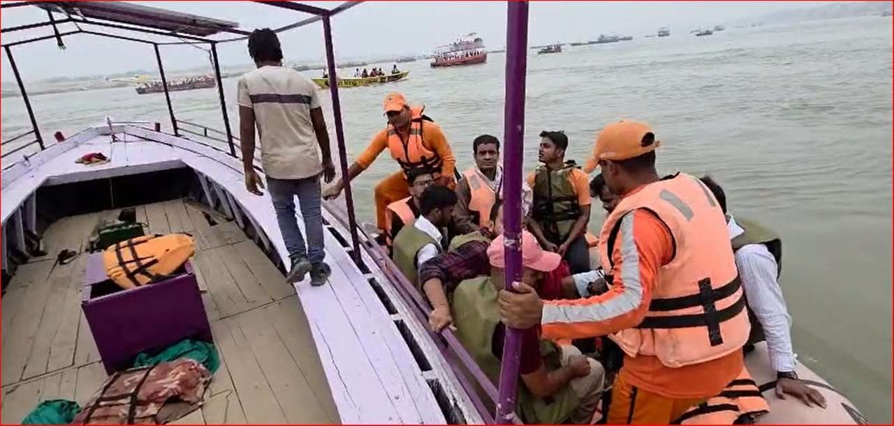 एनडीआरएफ ने गंगा नदी में फंसे 20 लोगों की बचाई जान, सबको सुरक्षित बाहर निकाला