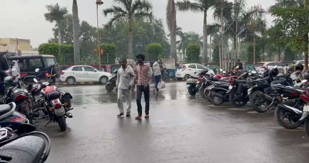 वाराणसी में दिखा मोंथा तूफान का असर, इतने डिग्री गिरा तापमान 