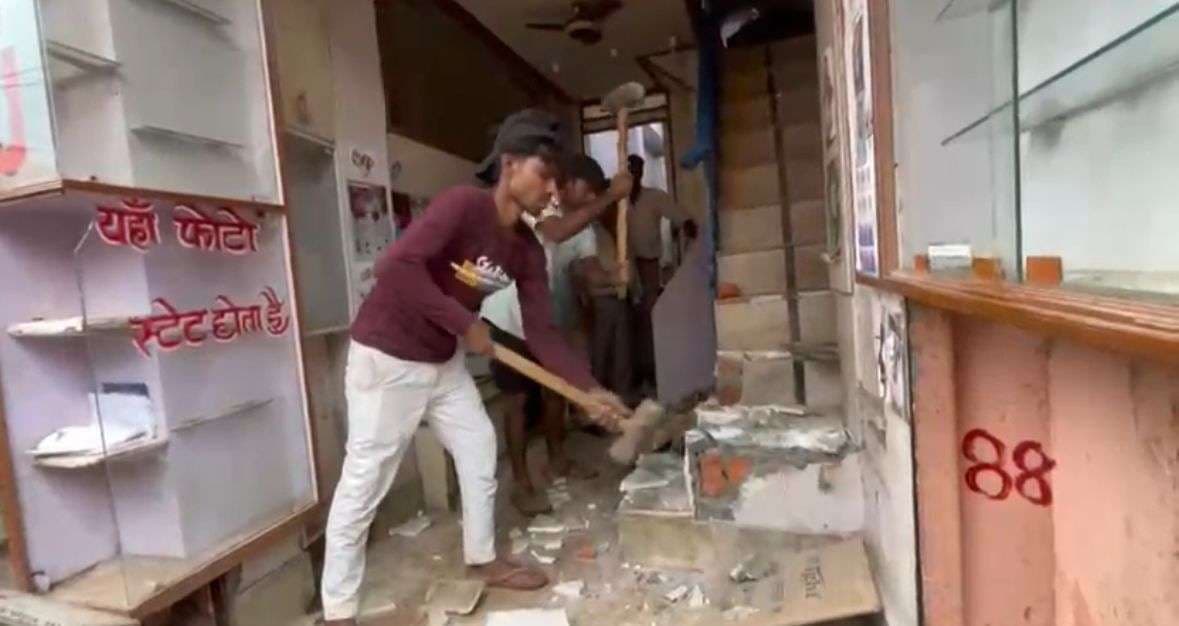 दालमंडी चौड़ीकरण - मुनादी, अपील और दुकानों पर चलने लगा हथौड़ा 