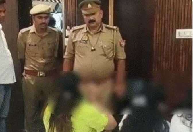 वाराणसी पुलिस ने टाउन हाउस होटल में की छापेमारी. सेक्स रैकेट का भंडाफोड़ 