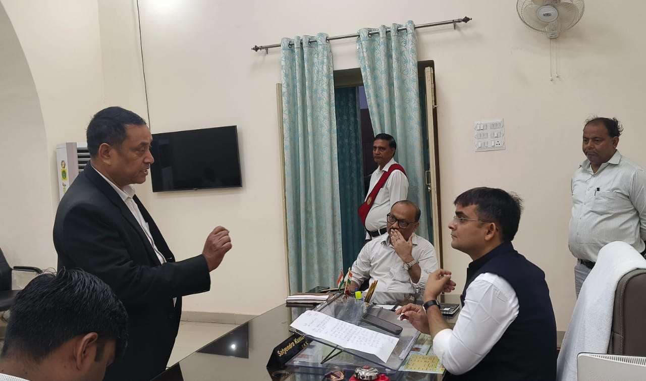 अधिकारी समस्याओं को निर्धारित समय में निस्तारण कर फरियादी को कराएं अवगतःडीएम  