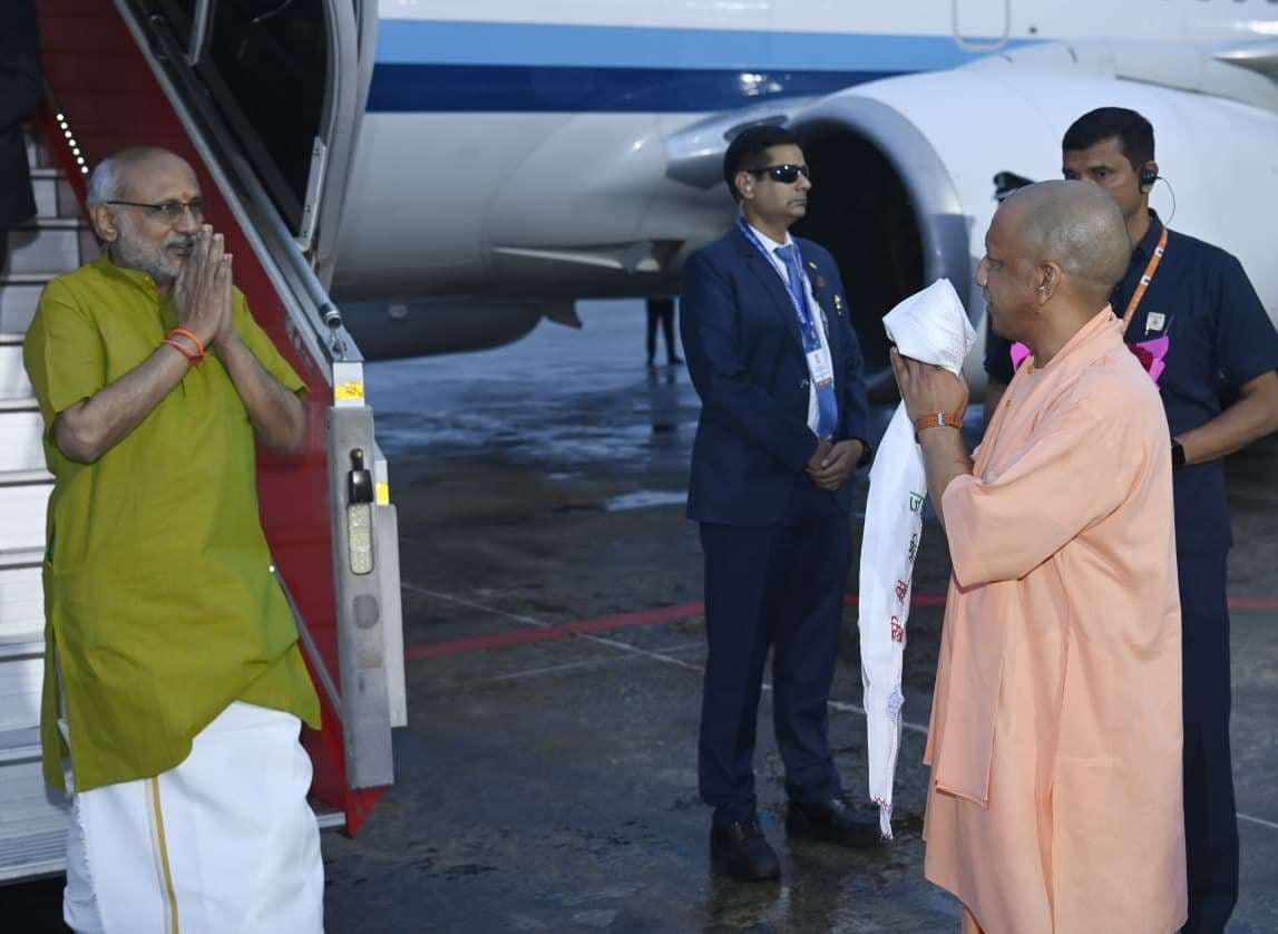 उपराष्ट्रपति सी.पी. राधाकृष्णन पहुंचे काशी, सीएम योगी ने किया स्वागत