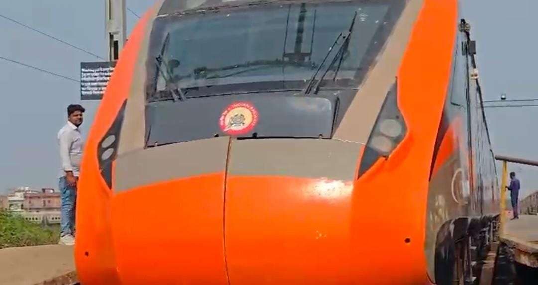 बनारस को मिली आठवीं वंदे भारत, ट्रेन  में पीएम करेंगे बच्चों से संवाद 