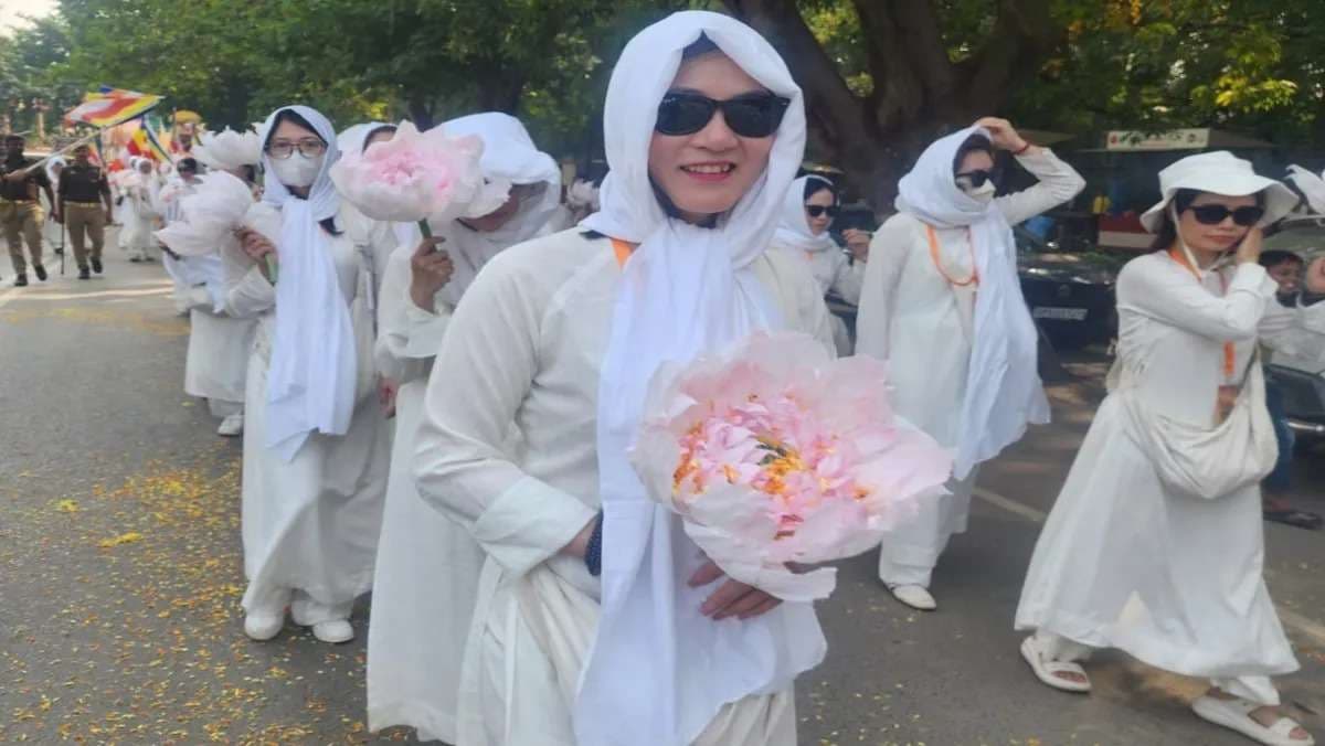 सारनाथ में निकली भगवान बुद्ध की अस्थि अवशेष शोभायात्रा, विदेशी अनुयायी भी शामिल 