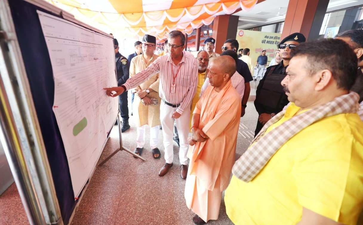 सीएम योगी ने विश्वनाथ धाम – काल भैरव में किए दर्शन, बनारस स्टेशन की व्यवस्था परखी