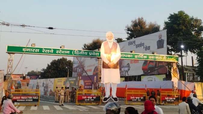 दो दिवसीय दौरे पर पीएम पहुंचे बनारस, कार्यकर्ताओं ने जगह - जगह किया स्‍वागत