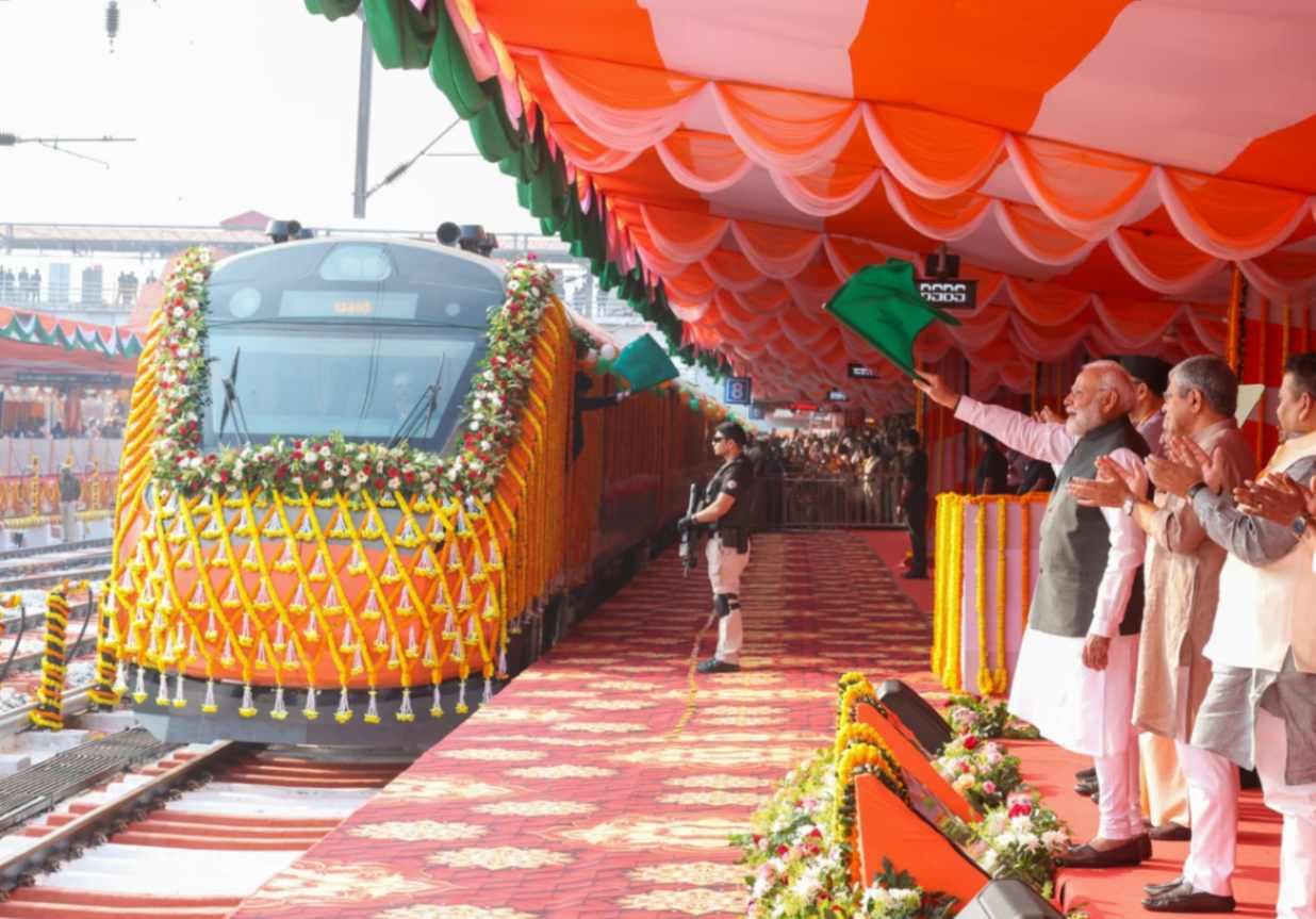 वाराणसी में पीएम ने चार नई वंदे भारत ट्रेनों को दिखाई हरी झंडी