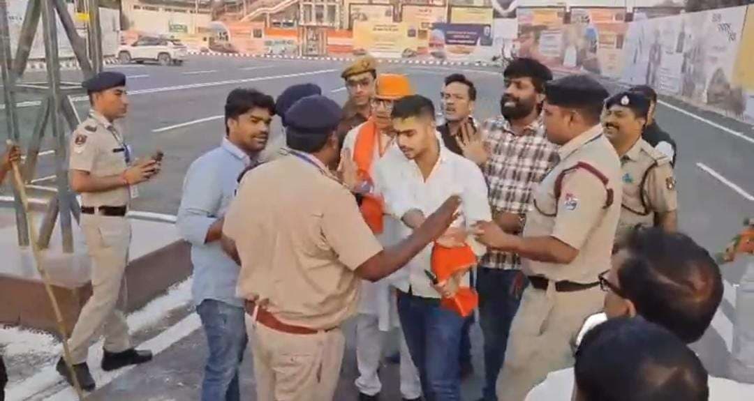 बनारस स्‍टेशन पर पार्किंग विवाद को लेकर विधायक - आरपीएफ जवानों में नोकझोंक, वीडियो वायरल 