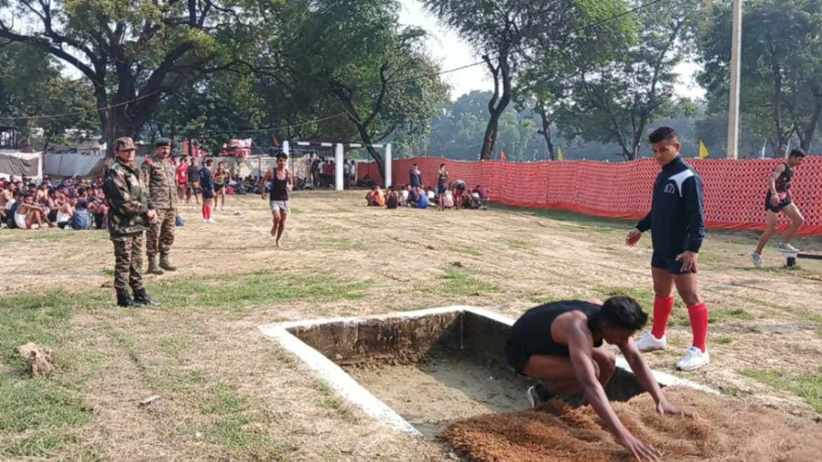 वाराणसी में सेना भर्ती के लिए युवाओं ने दिखाया दमखम, लगाई दौड़