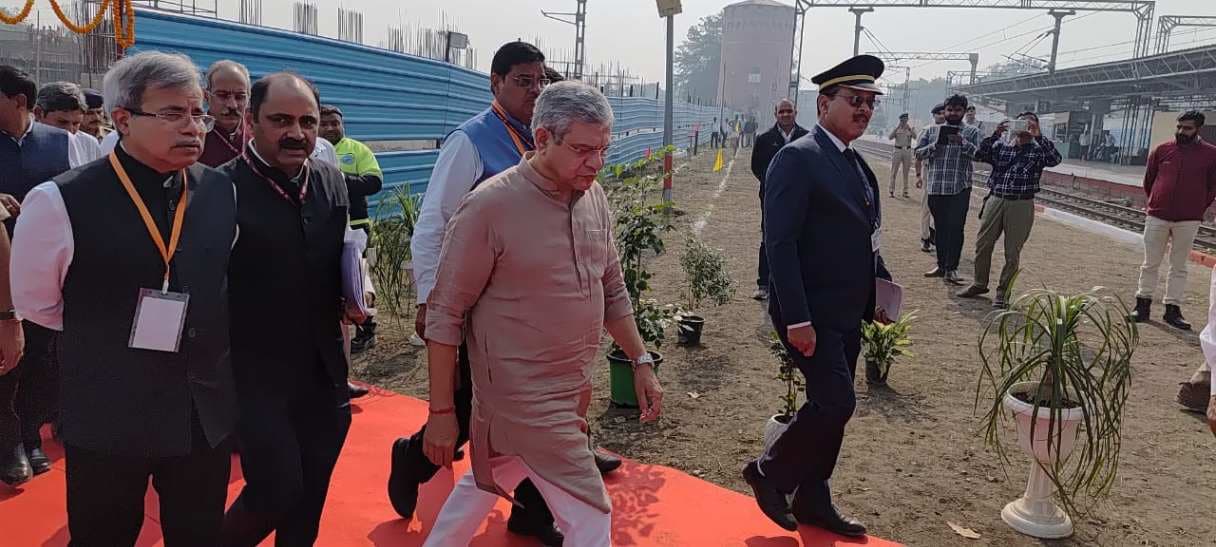 वाराणसी में रेल मंत्री ने तीन स्टेशनों का किया निरीक्षण, यात्री सुविधा विस्तार पर रहेगा फोकस