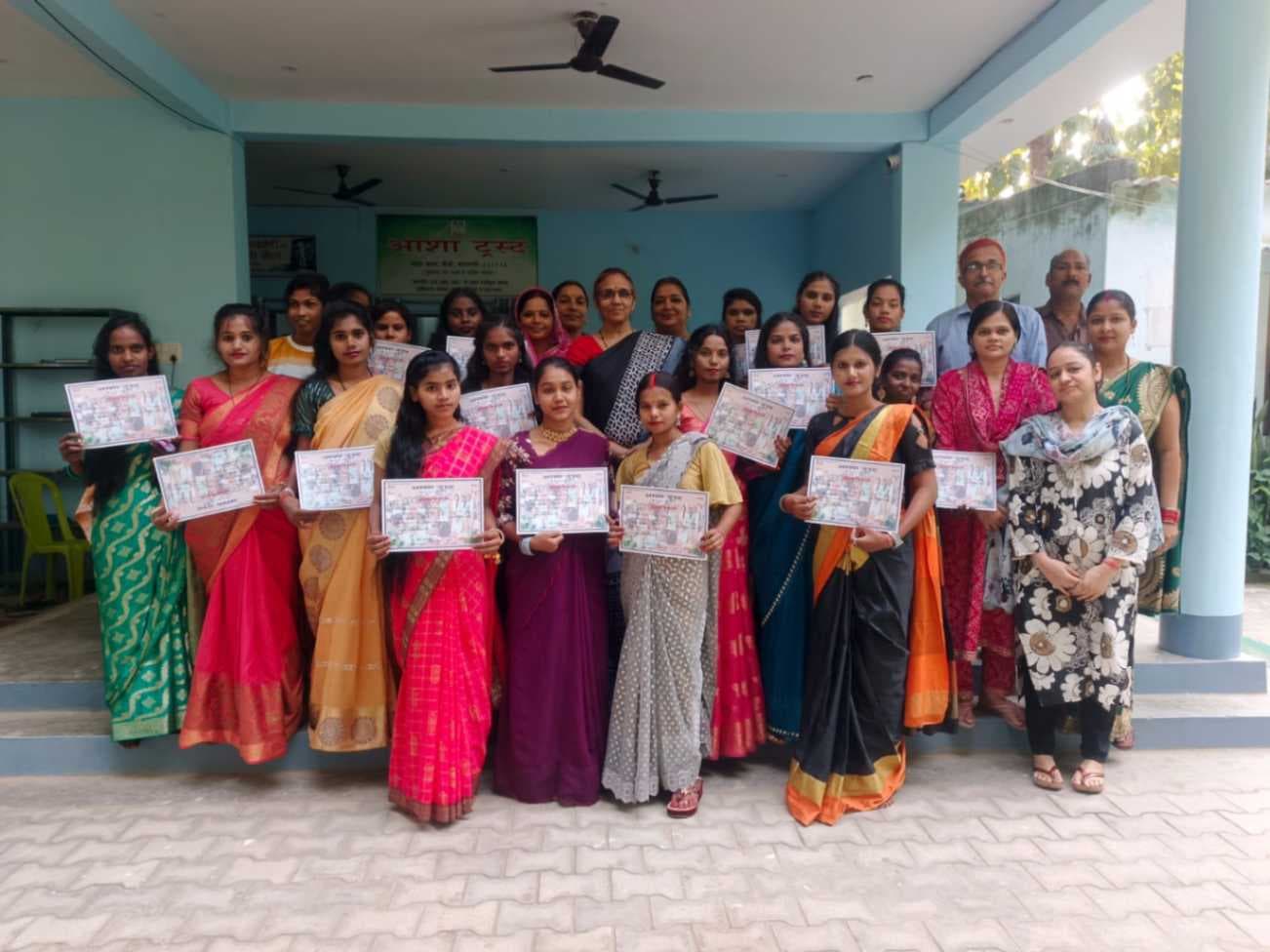 सिलाई और ब्यूटीशियन की  24 प्रशिक्षित छात्राओं को मिला प्रमाणपत्र
