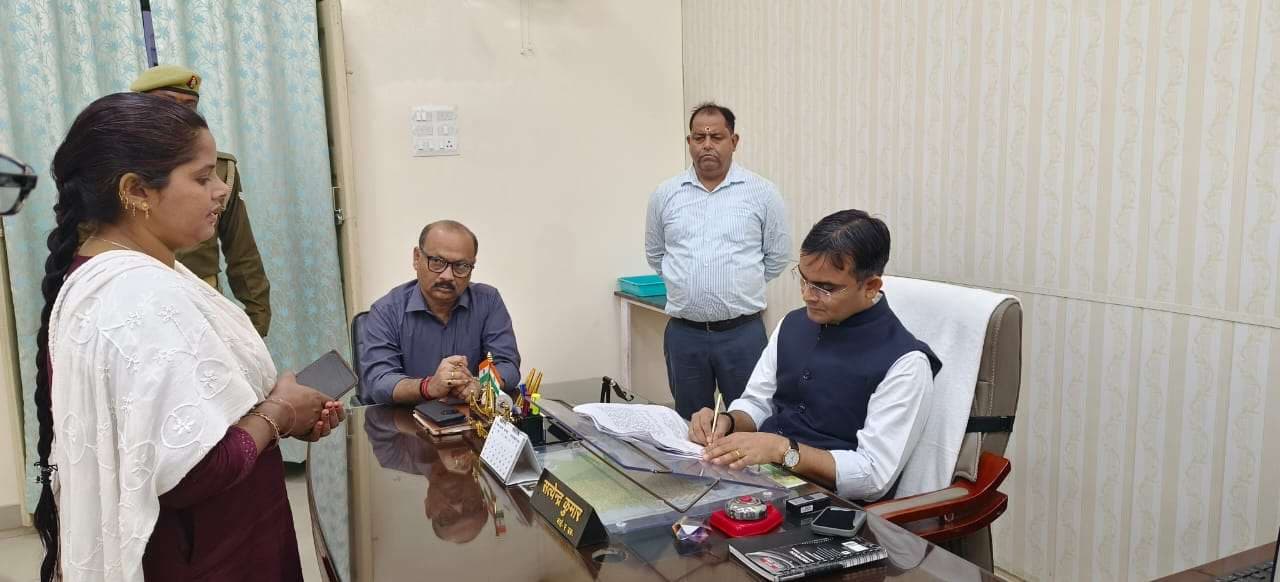 जिलाधिकारी ने जनता दर्शन में फरियादियों की सुनी समस्याएं, समयबद्ध निस्तारण के दिए निर्देश
