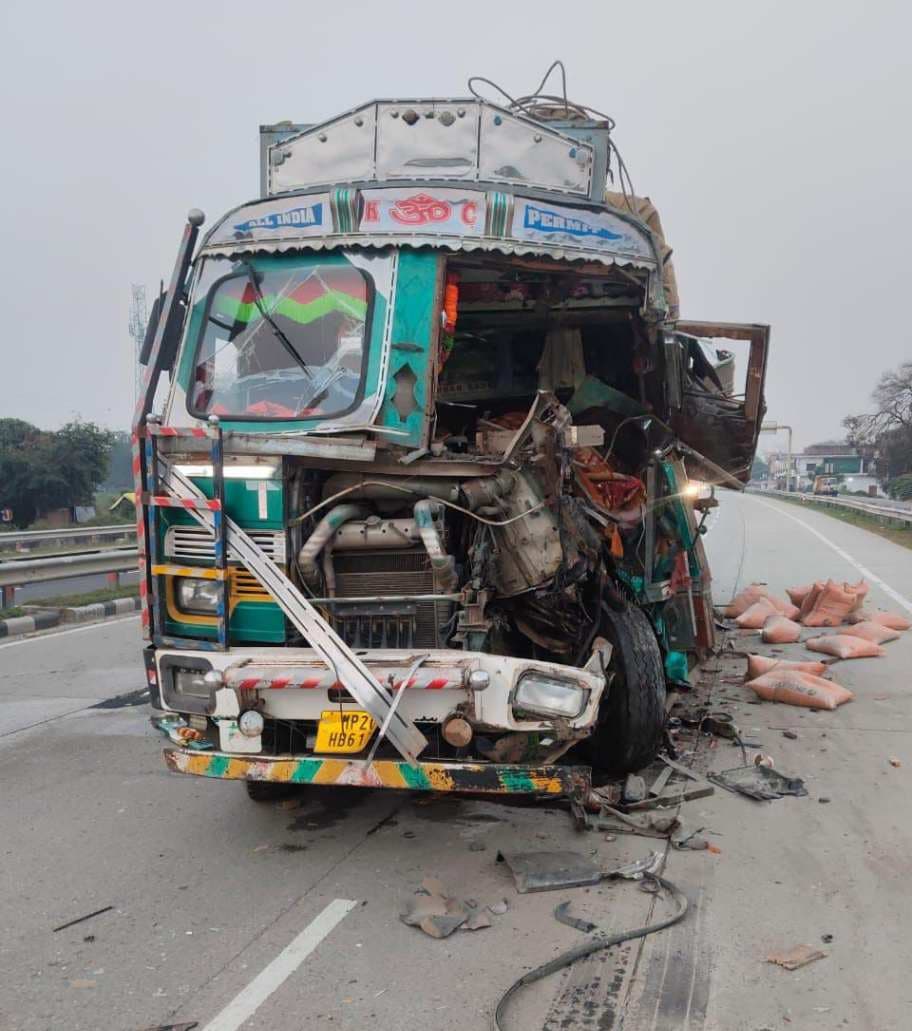 वाराणसी में ट्रक ने अज्ञात वाहन में पीछे से मारी टक्‍कर, खलासी की मात, चालक जख्‍मी