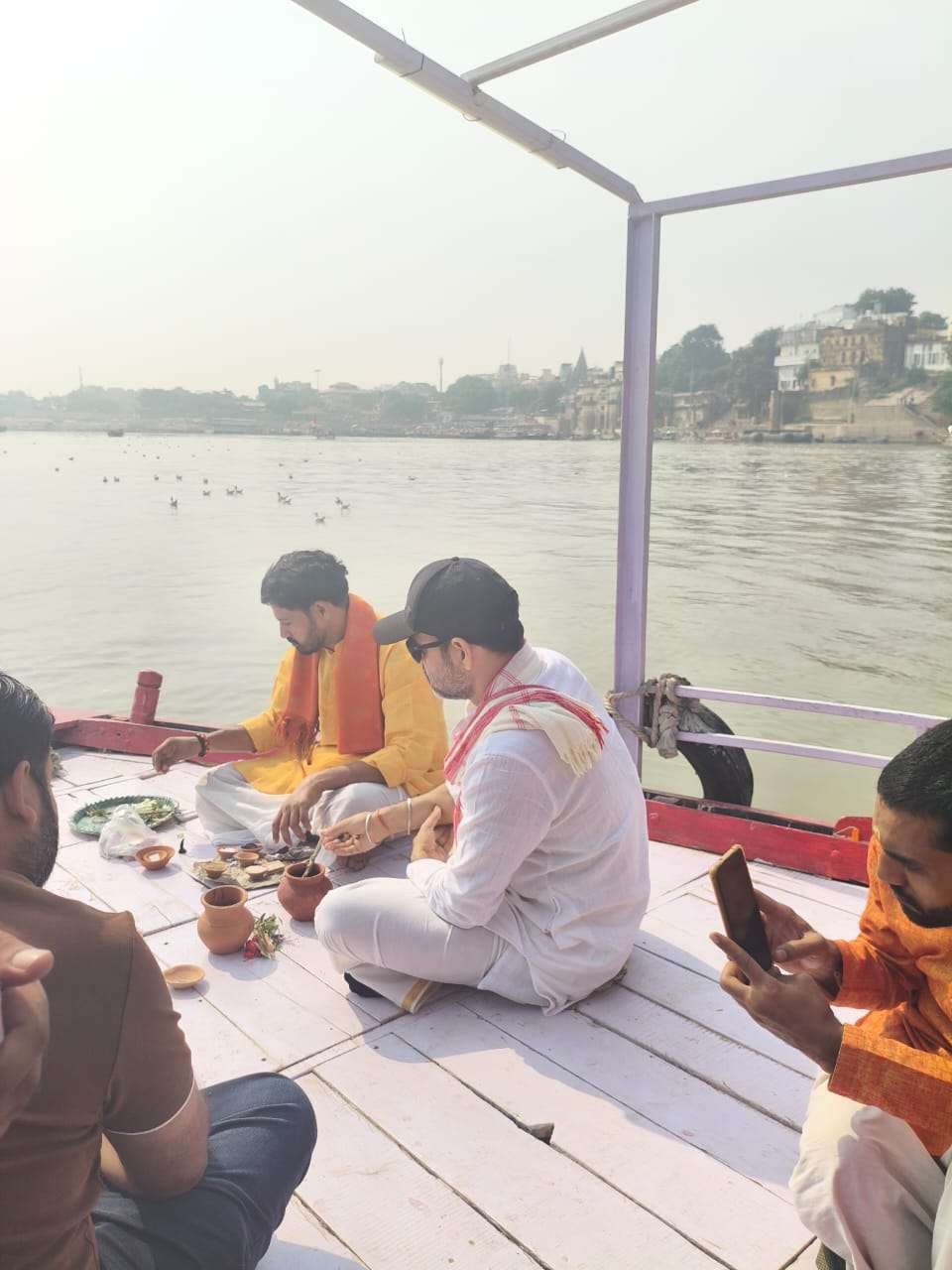 अभिनेता पंकज त्रिपाठी ने दिवंगत मां की अस्थियों का गंगा में किया विसर्जन 