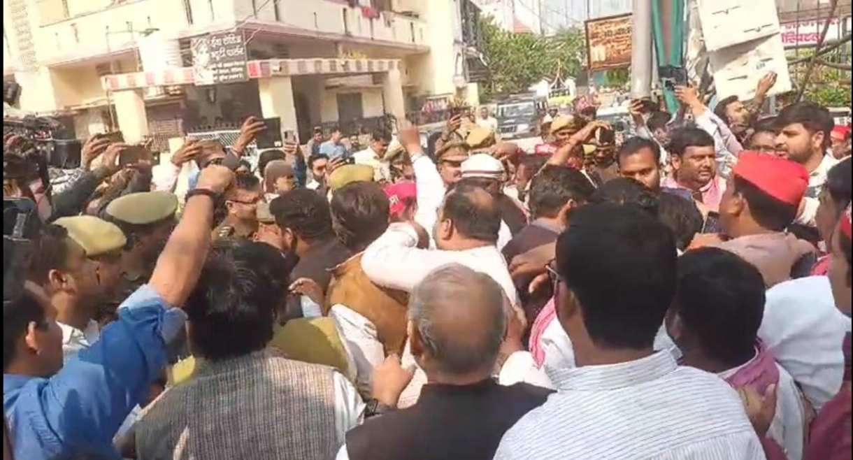 सपा सांसद वीरेंद्र सिंह को पुलिस ने फिर दालमंडी जाने से रोका, कल करेंगे व्यापारियों संग बैठक 