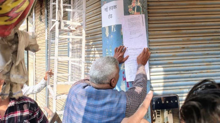 दालमंडी चौडीकरण - विरोध के बीच चिन्हित भवनों पर नोटिस चस्‍पा, दुकानें रहीं बंद