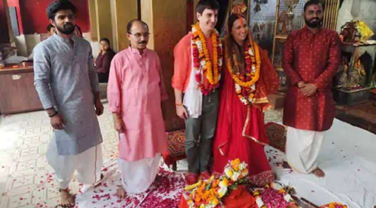 काशी में इटैलियन युगल ने हिंदू संस्कांरों संग लिए सात फेरे, मंत्रों को अंग्रेजी में किया आत्मसात
