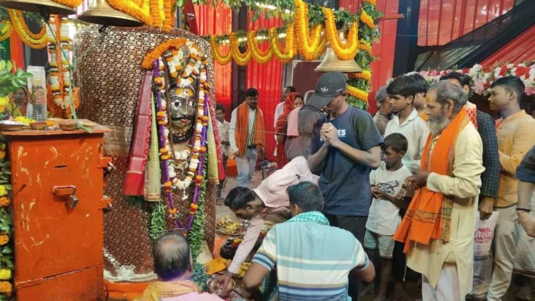 काशी में महाभैरवाष्टमी पर बाबा लाट भैरव के बाल स्वरूप का दर्शन पाकर भक्‍त विभोर