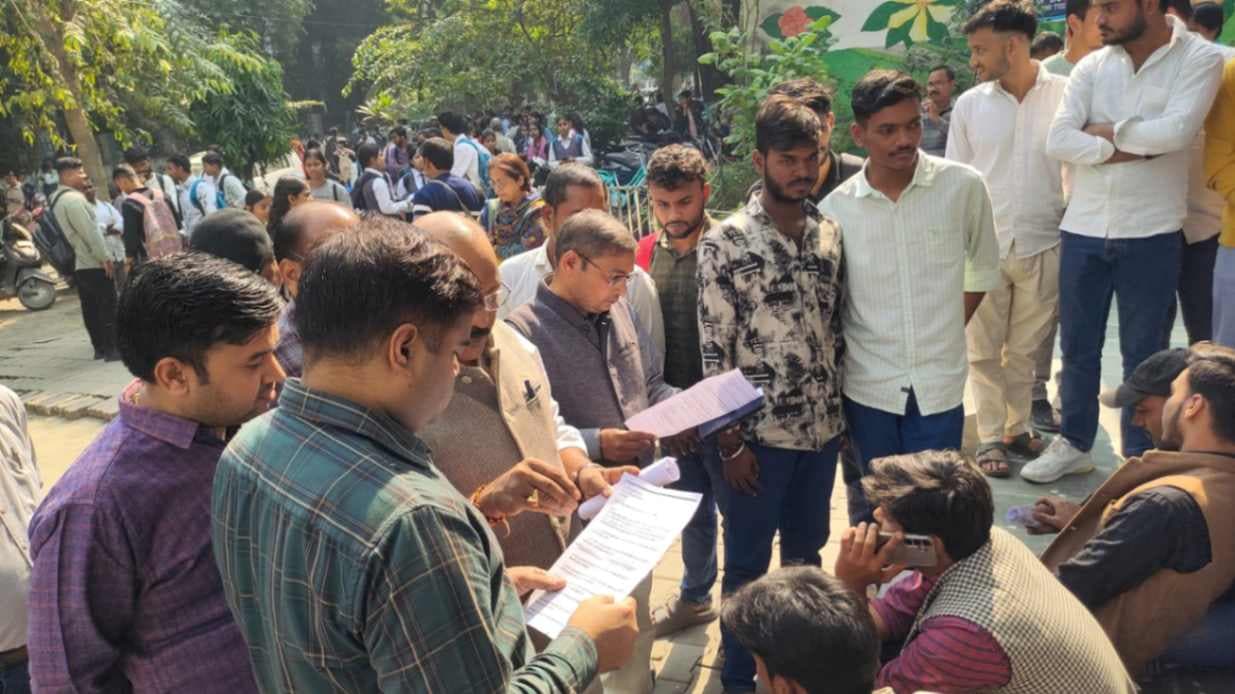 काशी विद्यापीठः विज्ञान संकाय के छात्रों ने प्रदर्शन कर दिया धरना , मिला 15 दिनों में समाधान का आश्वासन
