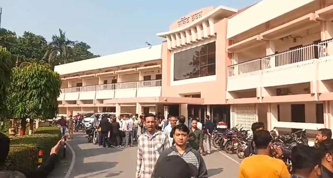 दालमंडी चौड़ीकरणः डीएम ने की बैठक, असंतुष्ट दिखे व्यापारी 
