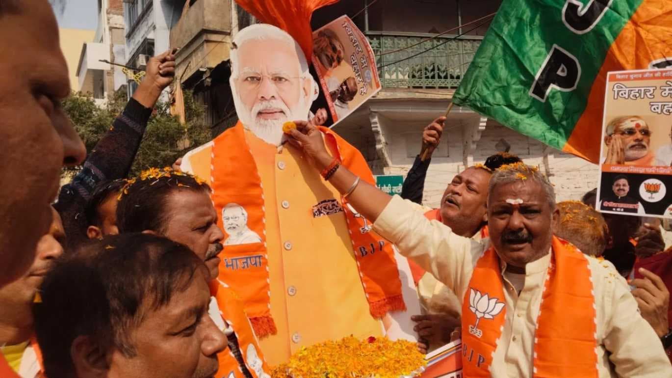 बिहार चुनाव में  एनडीए की बढ़त पर वाराणसी में जश्‍न, पटाखे जलाए, मिठाइयां बांटी 