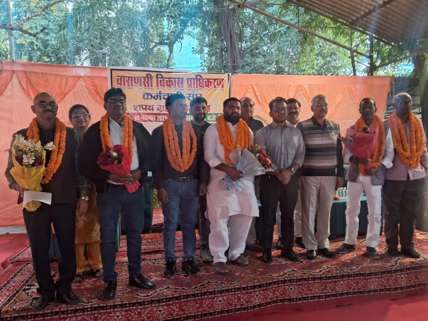 वाराणसी विकास प्राधिकरण में  कर्मचारी संघ के नवनिर्वाचित पदाधिकारियों ने ली शपथ
