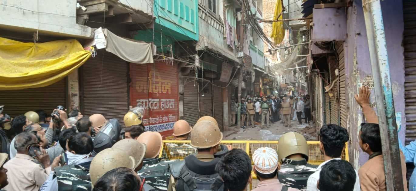 दालमंडी सड़क चौड़ीकरण : 10 मिनट का समय देकर ध्‍वस्‍तीकरण फिर शुरू, तमाशबीनों की लगी भीड़