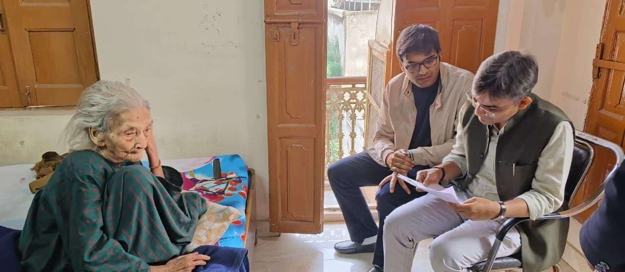 पद्मश्री से सम्मानित आचार्य के अलावा सबसे बुजुर्ग मतदाता से मिले जिलाधिकारी
