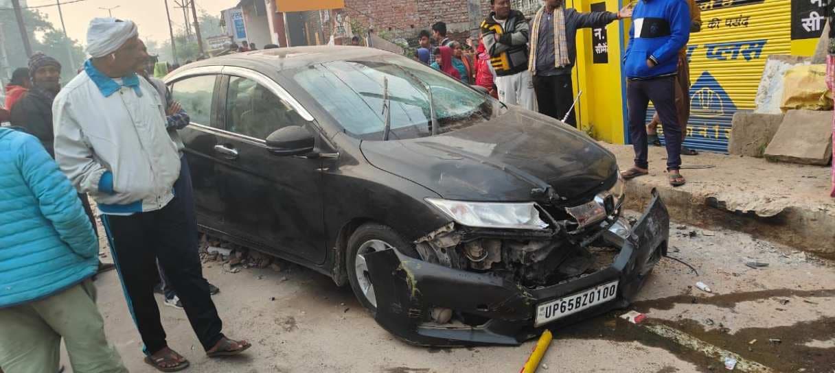 बेकाबू होंडा सिटी कार ने मारी टक्कर, बाइक सवार  बीएसएनएल जख्मी