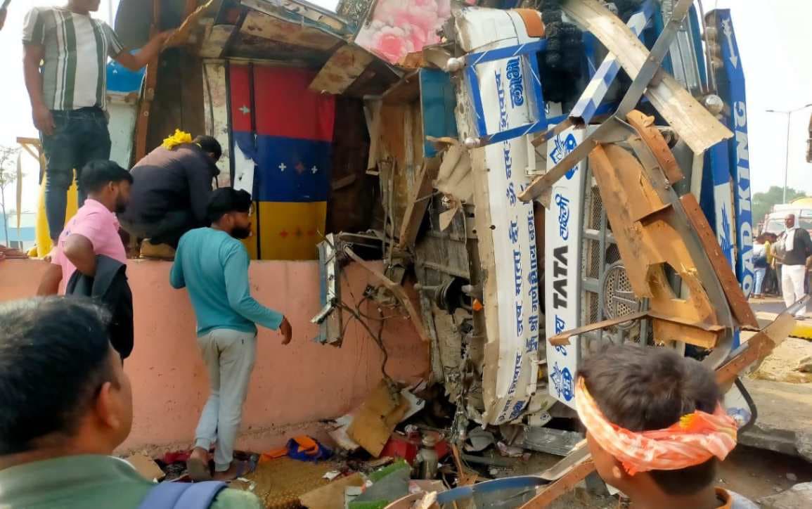 वाराणसी में कंक्रीट मिक्‍सर ट्रक पलटा, चालक और खलासी की मौत