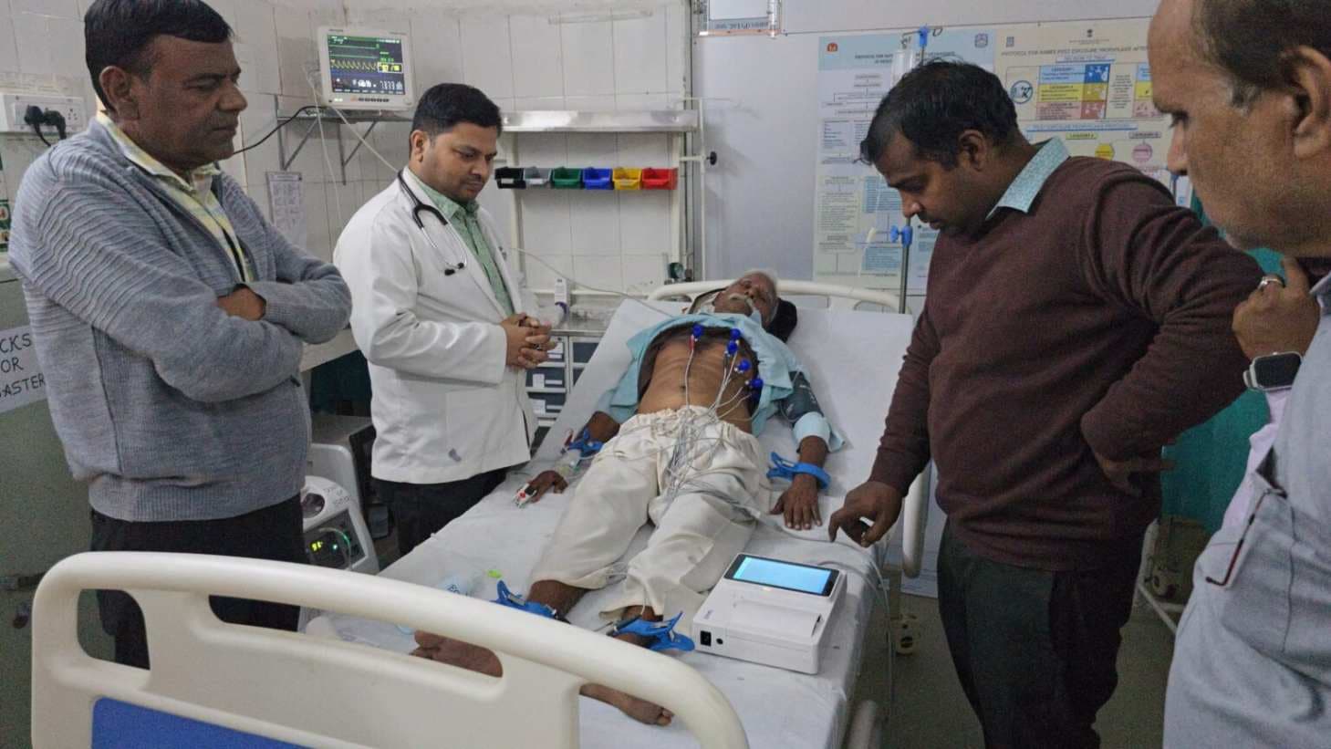 सीएचसी दुर्गाकुंड में पहली बार थ्रॉम्बोलाइसिस से बचाई हृदयाघात मरीज की जान 