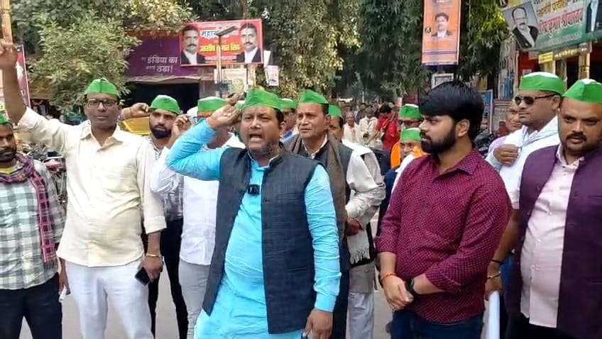 चोलापुर के शहीद स्मारक पर अब तक नहीं लगा सबसे ऊंचा राष्ट्रीय ध्वज, किया प्रदर्शन