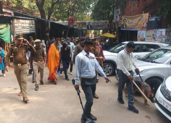 एक्‍शन में पुलिस, कचहरी में बम निरोधक दस्‍ते के साथ चप्‍पे चप्‍पे की जांच